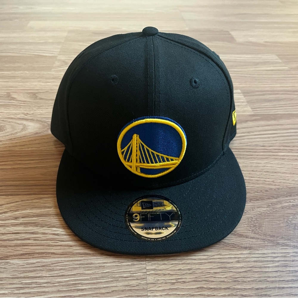 (NEVER WORN) New Era Black Golden State Warriors Snapback
